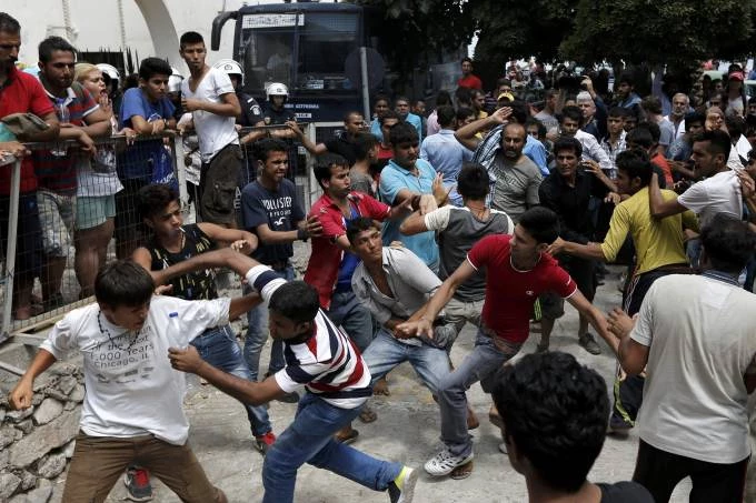 Αγρια επεισόδια στη Μόρια – Αφγανοί συγκρούστηκαν με αραβόφωνους – 12 τραυματίες – Κάηκαν πέντε σκηνές – Έγιναν 19 προσαγωγές
